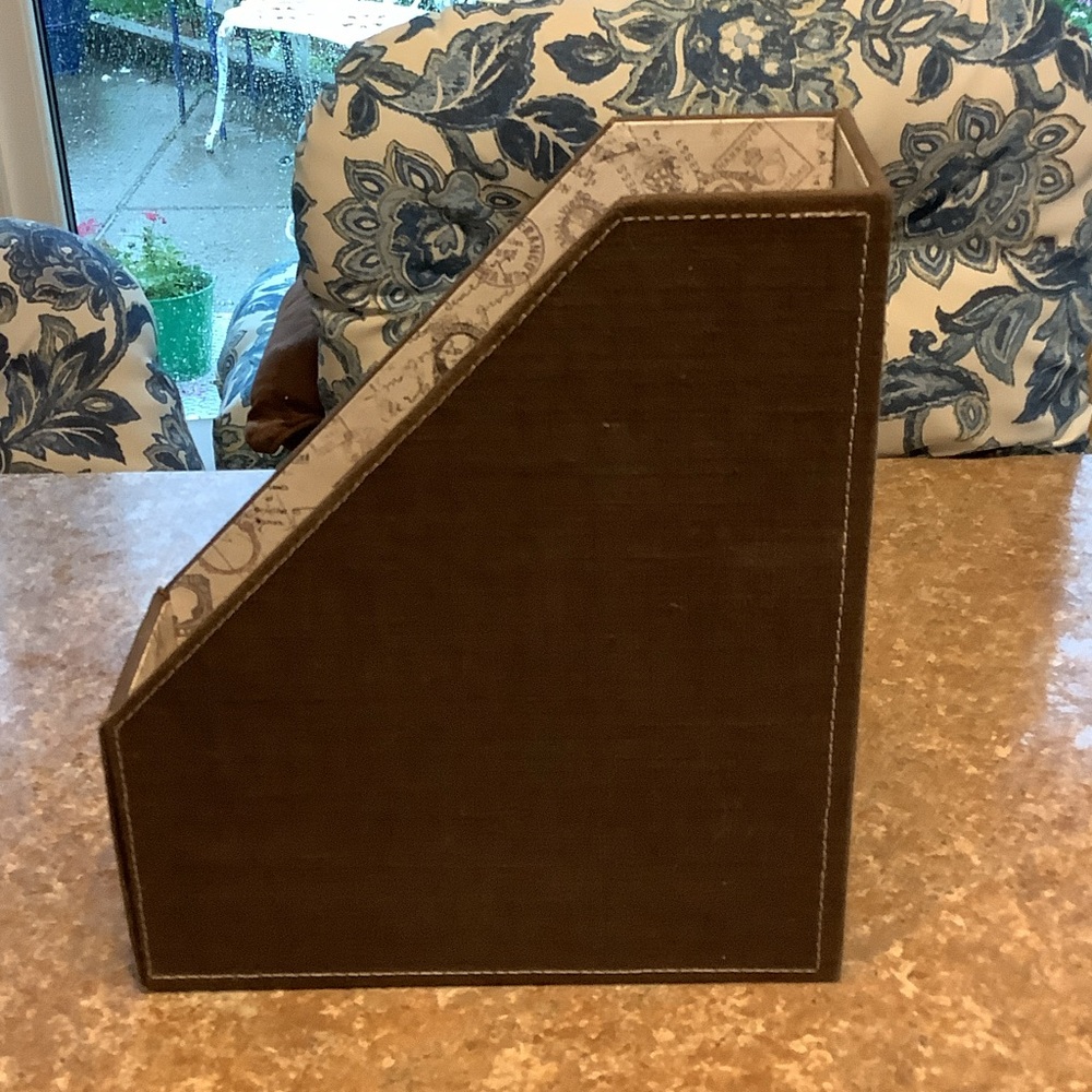NWOT DOCUMENT/ LETTER CONTAINER